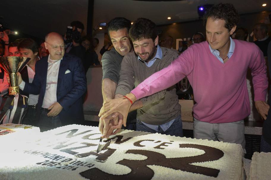 Il taglio della torta: all&#39;opera Gigi Buffon, il capitano, Andrea Agnelli, il presidente, e John Elkann. LaPresse
